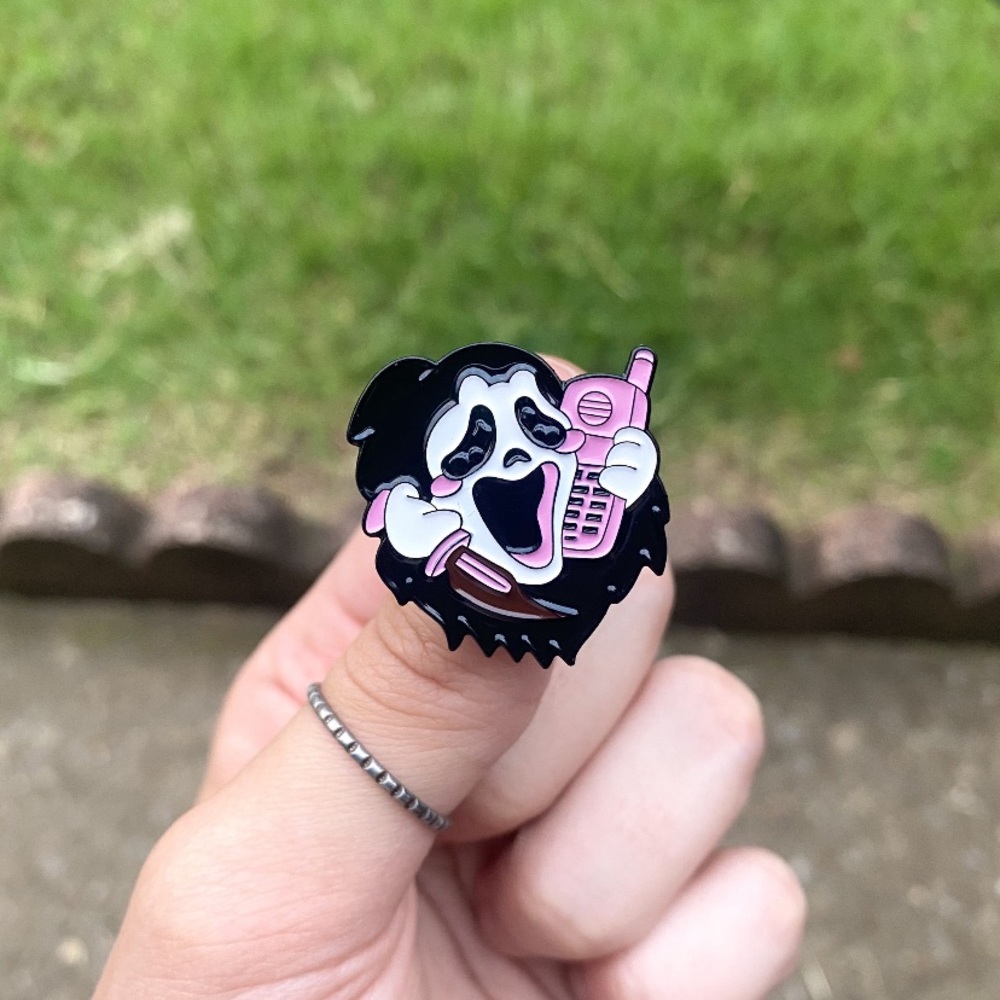 scream enamel pin